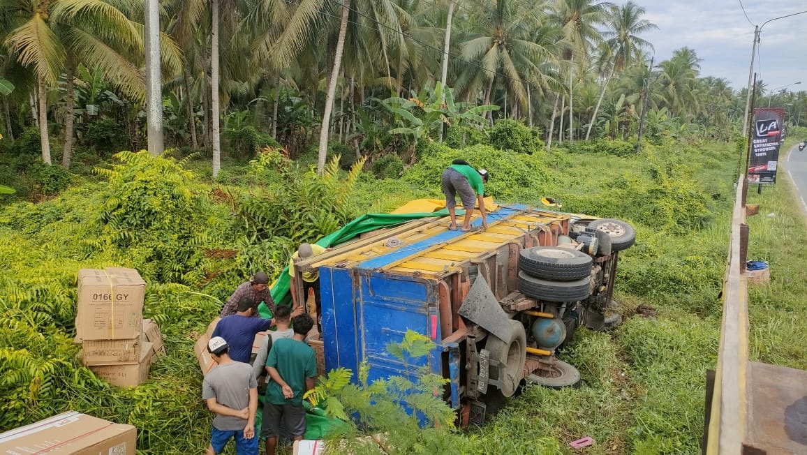 Truk Ekspedisi tergolek di pinggiran parit jalan Sungai Dayak Desa Purun Kecil, usai diseruduk truk tronton gandeng dari belakang