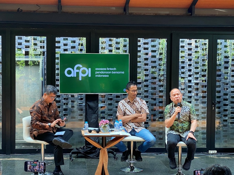 Sekretaris Jenderal Asosiasi Fintech Pendanaan Bersama Indonesia (AFPI) Ronald Andi Kasim (kanan) dan Sekjen AFPI periode 2019-2023 Sunu Widyatmoko dalam diskusi dugaan kartel KPPU di Jakarta, Rabu.