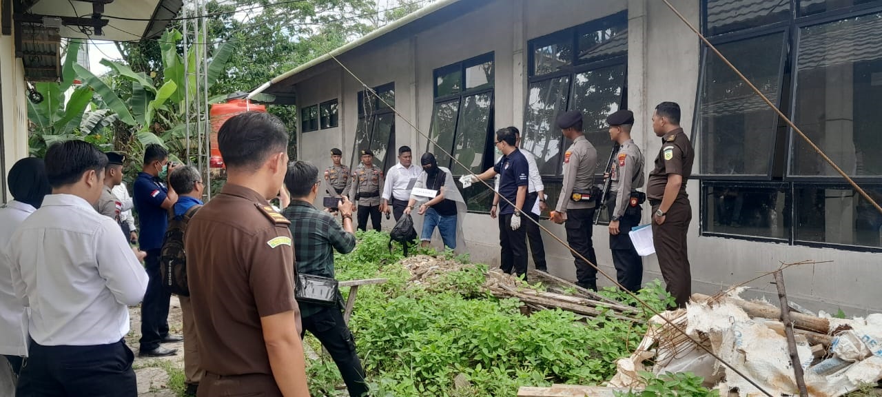 REKA ULANG: Pelaksanaan reka ulang adegan kasus meninggalnya seorang perempuan berusia 51 tahun, dengan pelaku DS yang tak lain adalah menantu korban.