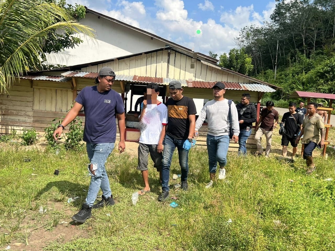 AMANKAN PELAKU: Tim Jatanras Polres Landak saat mengamankan pelaku pembunuhan atas Fransiska, yang jenazahnya ditemukan tanpa busana di perkebunan kelapa sawit di Desa Bagak, Kecamatan Menyuke, Landak