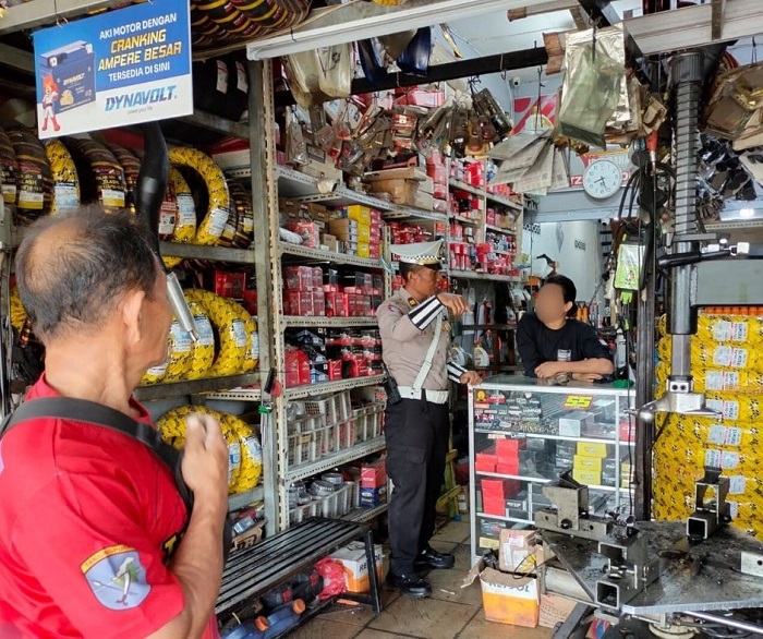 SOSIALISASI: Personel Satlantas Polres Kubu Raya menyambangi sejumlah bengkel motor untuk menekan penggunaan knalpot bising.