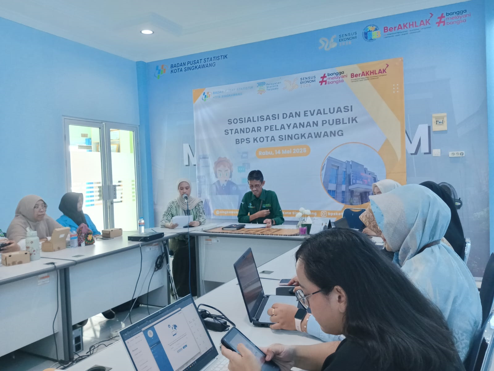 SOSIALISASI: BPS Kota Singkawang menggelar sosialisasi dan evaluasi standar pelayanan publik di aula kantor BPS, Rabu (14/5).