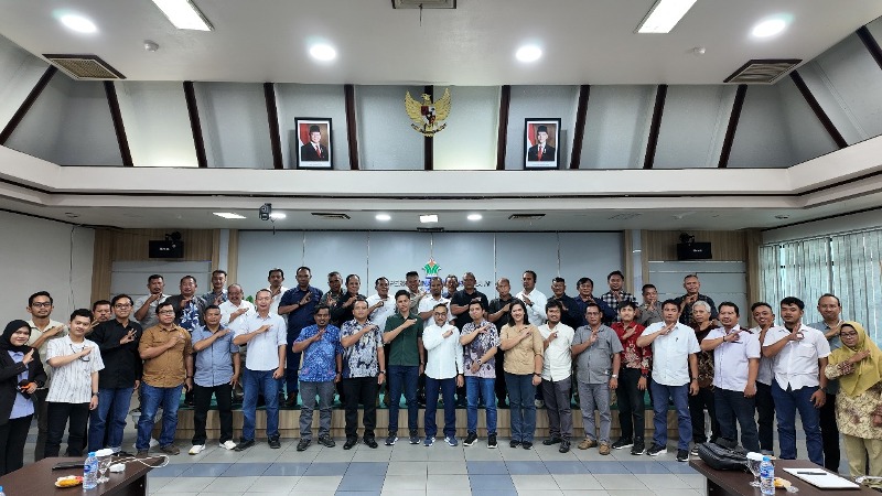Sesi foto bersama dalam kegiatan sosialisasi Aplikasi Dashboard Sawit Guard di Regional 5 pada hari Kamis, (15/5).