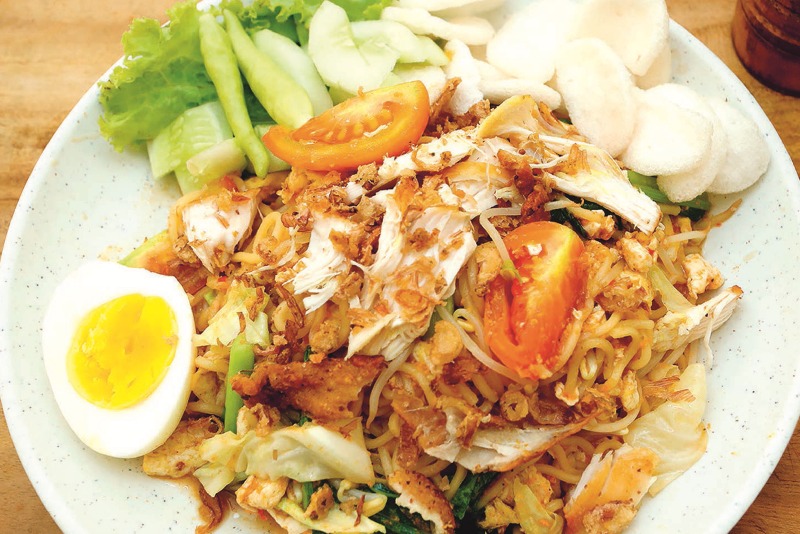 Bakmi Jogja Nyemek hasil kreasi Chef Hari Purwanto ini makin lezat dengan tambahan udang pada bumbu dasarnya. sebagai alternatif, udang bisa diganti dengan ebi agar aromanya lebih kuat.