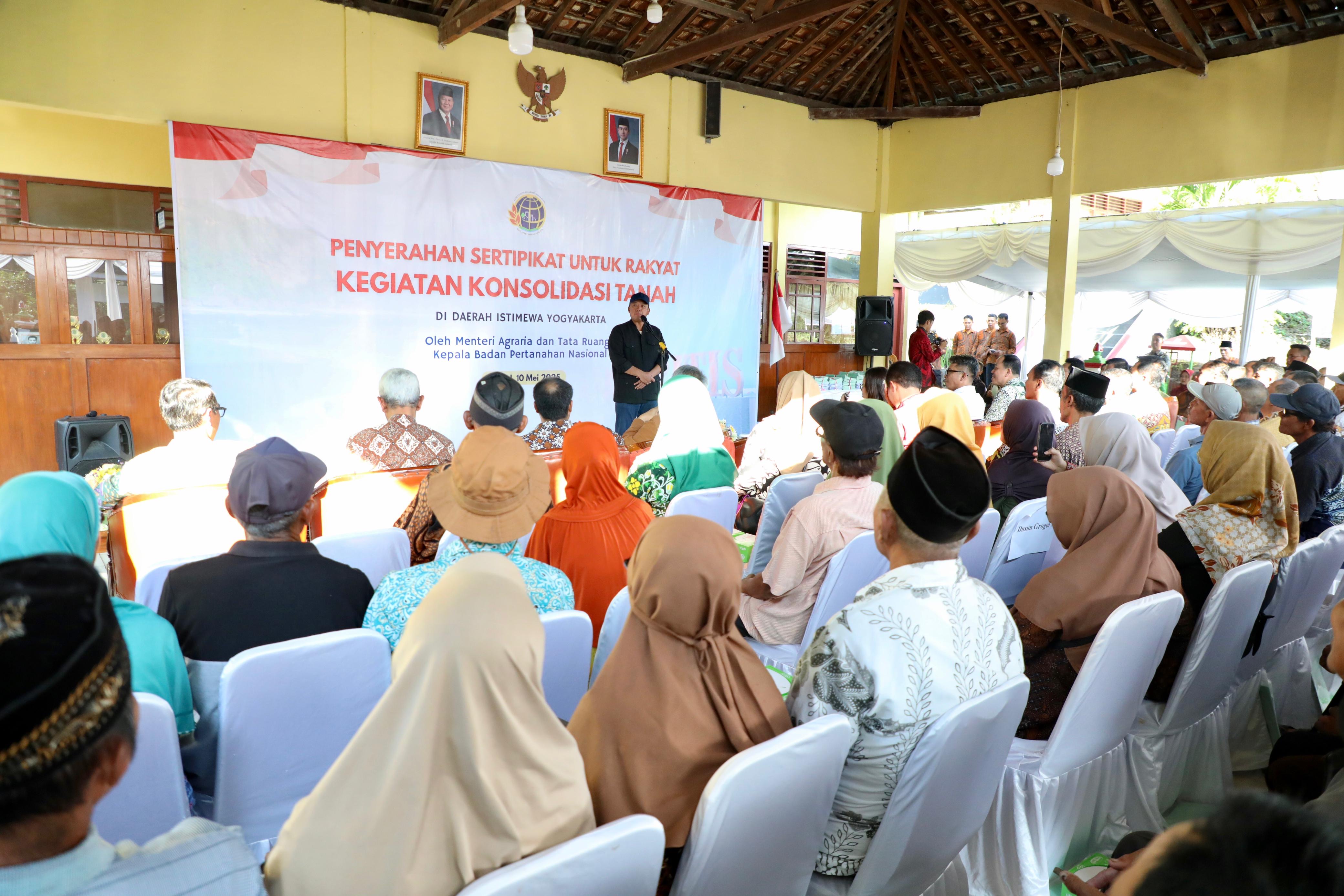 Menteri Nusron ssat membagikan sertipikat hasil Konsolidasi Tanah untuk Tanah Tutupan Jepang, di Kantor Lurah Parangtritis, Kabupaten Bantul, D.I. Yogyakarta, Sabtu (10/05/2025).