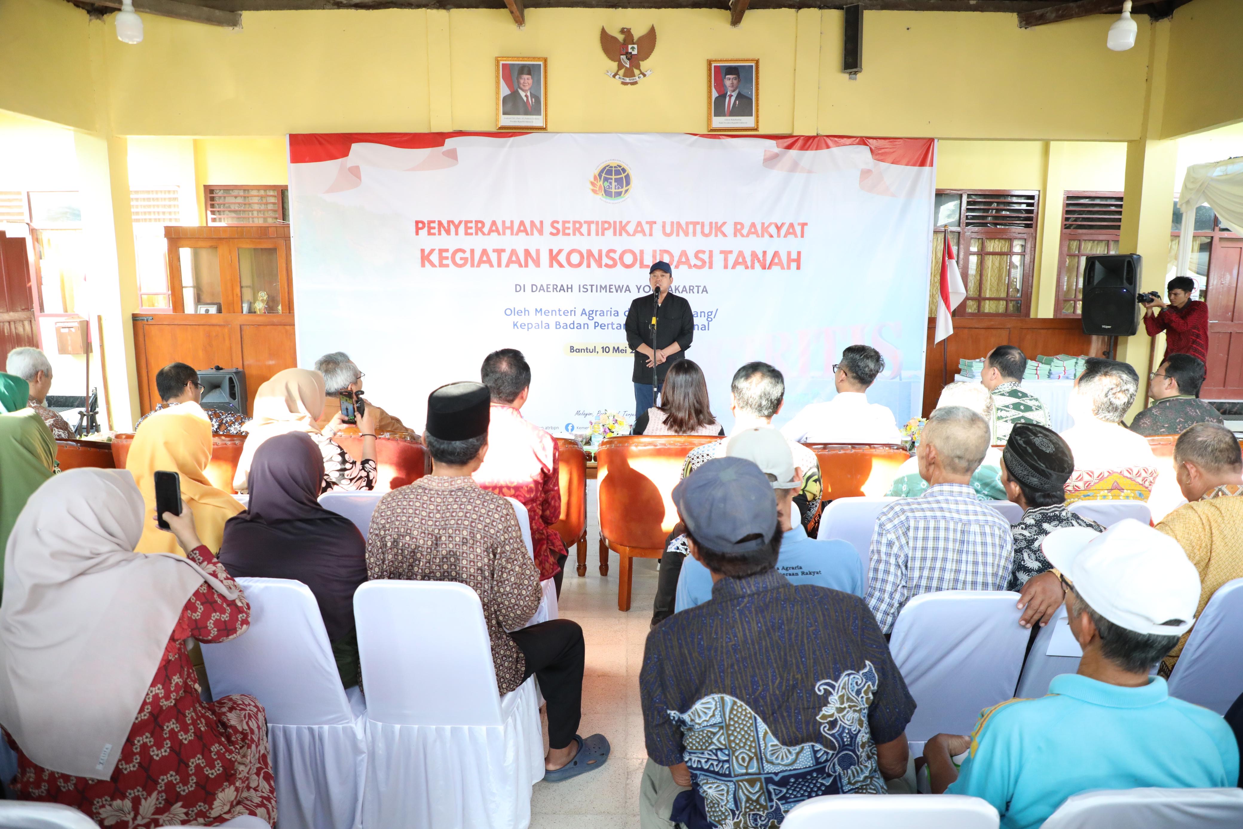 Menteri Nusron saat menyerahkan 811 sertipikat hasil program Konsolidasi Tanah di Kantor Lurah Parangtritis, Kabupaten Bantul, D.I. Yogyakarta.