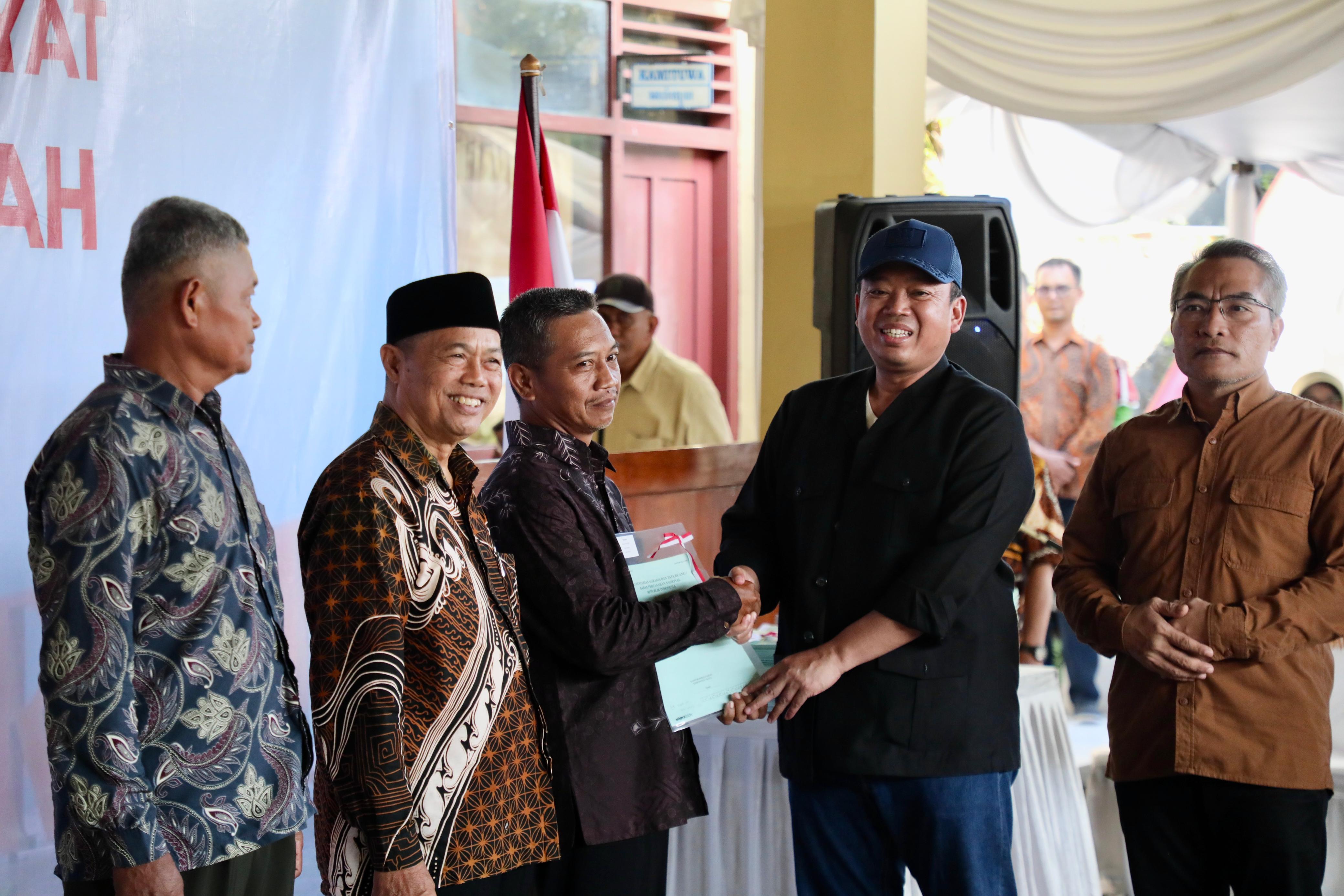 saat menyerahkan 811 Sertipikat hasil program Konsolidasi Tanah, di Kantor Lurah Parangtritis, Kabupaten Bantul, D.I. Yogyakarta, Sabtu (10/05/2025).