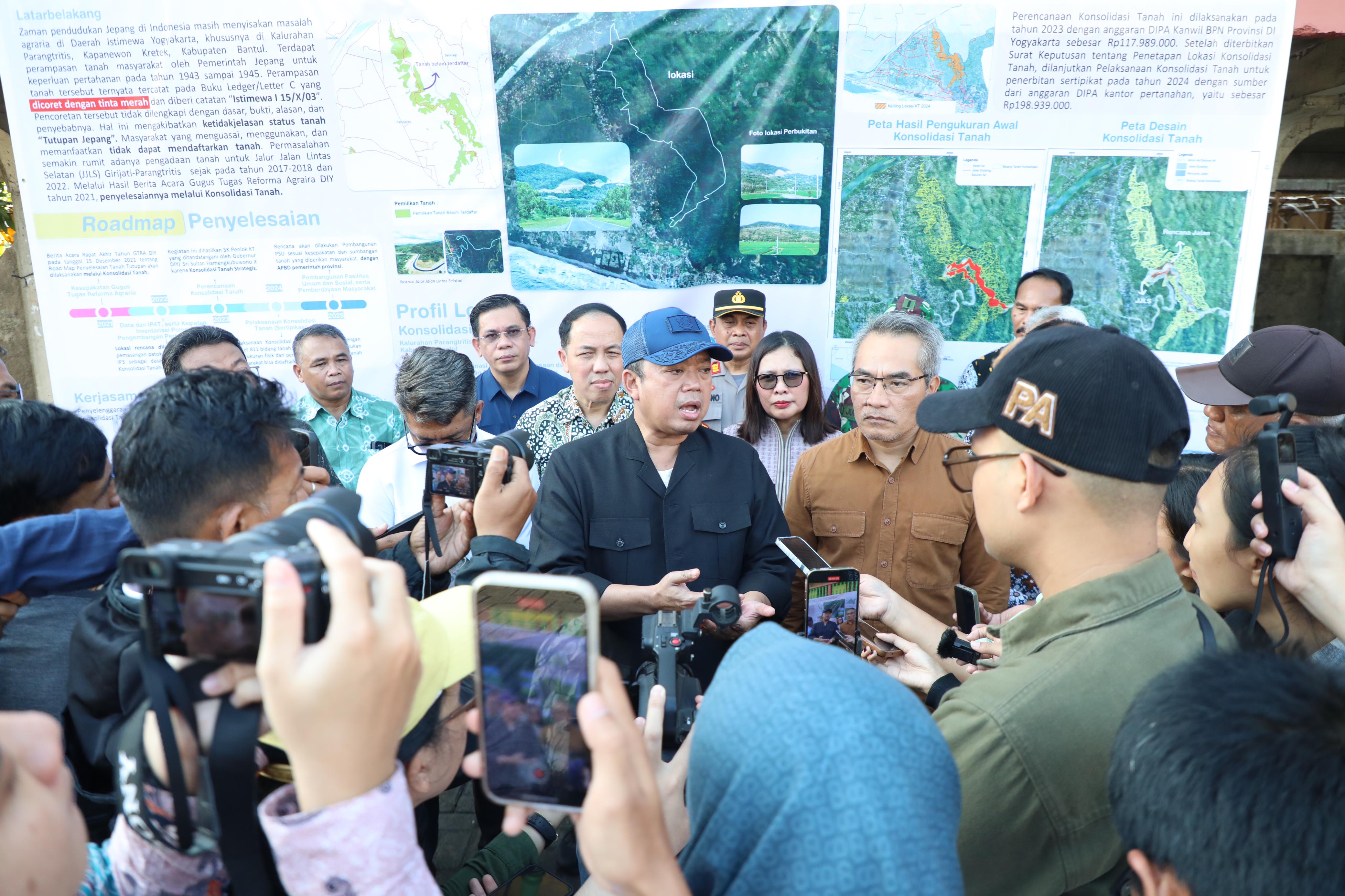 Menteri Nusron saat menyerahkan 811 Sertipikat hasil program Konsolidasi Tanah, di Kantor Lurah Parangtritis, Kabupaten Bantul, D.I. Yogyakarta, Sabtu (10/05/2025).