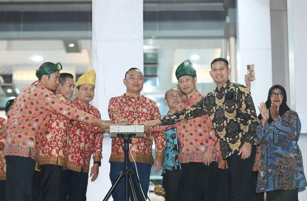 HUT PPNI: Bupati Ketapang, Alexander Wilyo, menekan tombol sirine dimulainya rangkaian HUT ke-51 PPNI di Ketapang, Rabu (14/5) malam.