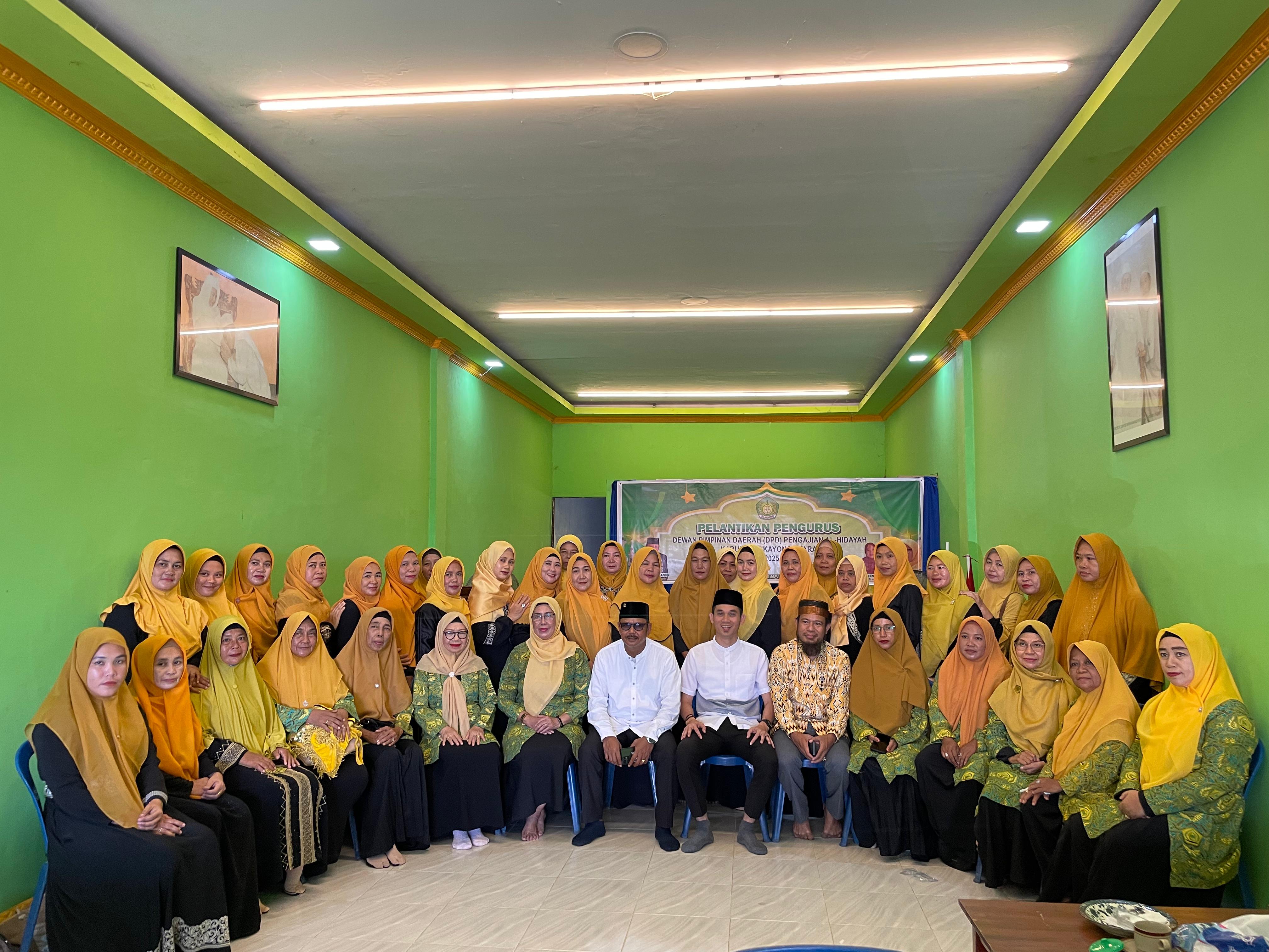 DIABADIKAN: Pengurus DPD Pengajian Al Hidayah Kabupaten Kayong Utara Periode 2025&ndash;2030 berfoto bersama usai pelantikan.