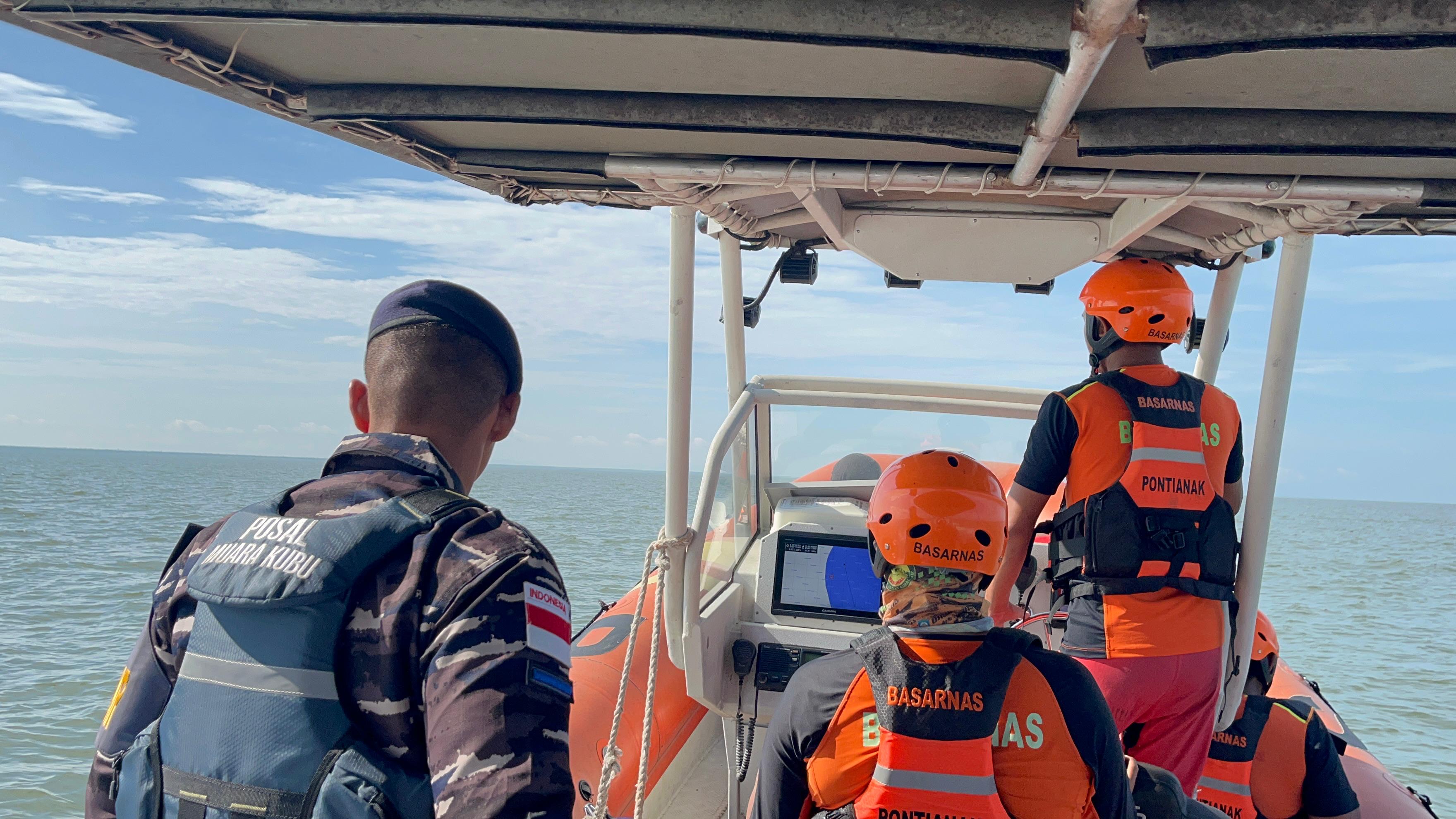 Tin SAR saat melakukan pencarian korban yang melompat dari atas kapal KM Bukit Raya di laut Padang Tikar, Kabupaten Kubu Raya, Kalimantan Barat.
