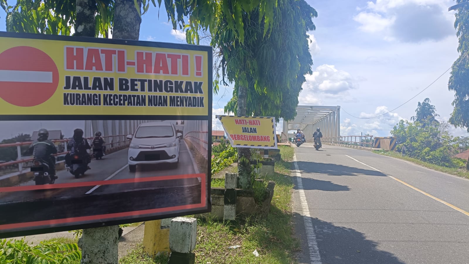 JEMBATAN: Peringatan bahayanya penurunan oprit jembatan Kapuas sudah mulai terpasang. Bahaya, Oprit Jembatan Kapuas Menurun