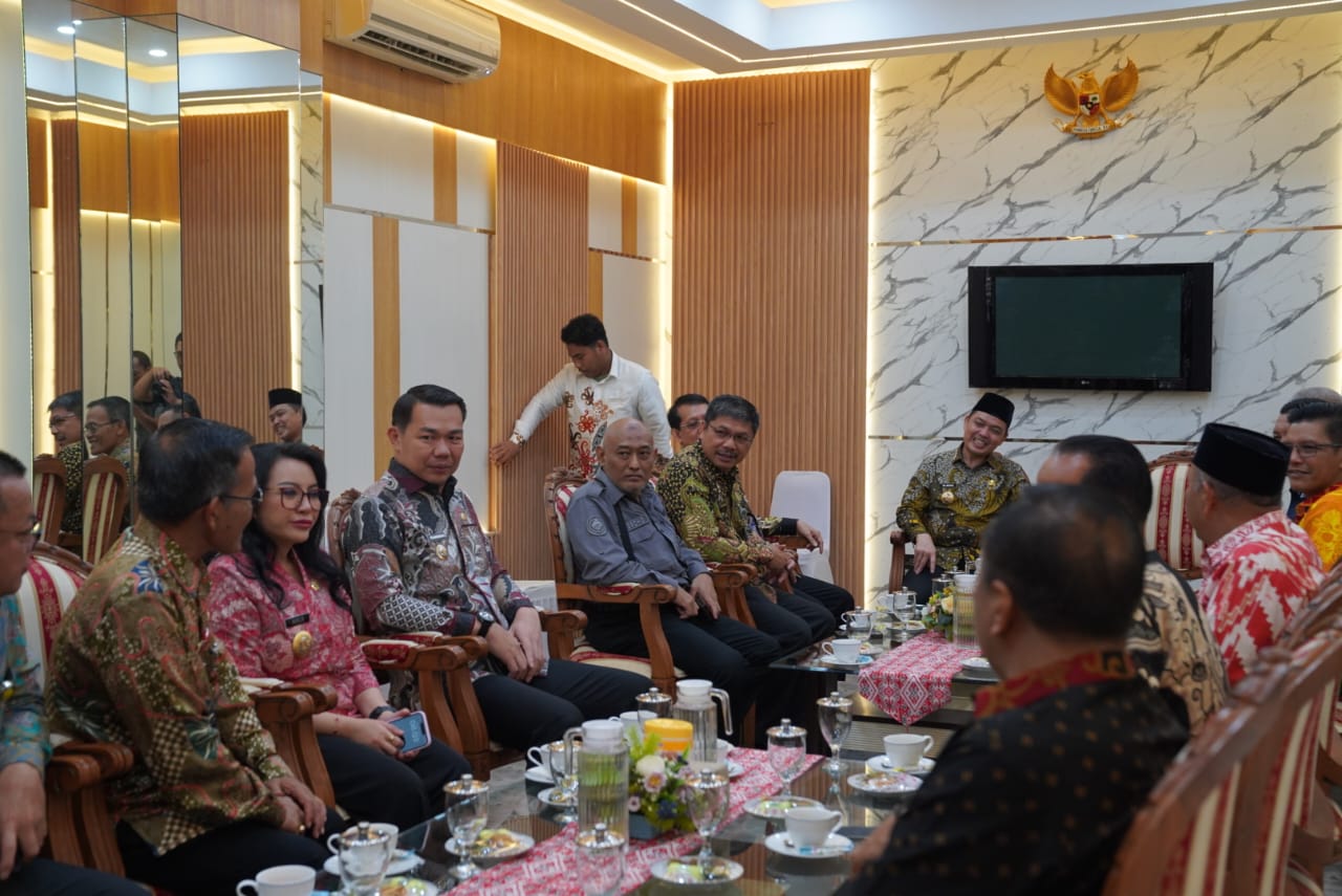 KOORDINASI : Bupati Kapuas Hulu Fransiskus Diaan menghadiri rapat koordinasi percepatan pembentukan Koperasi Desa Merah Putih.