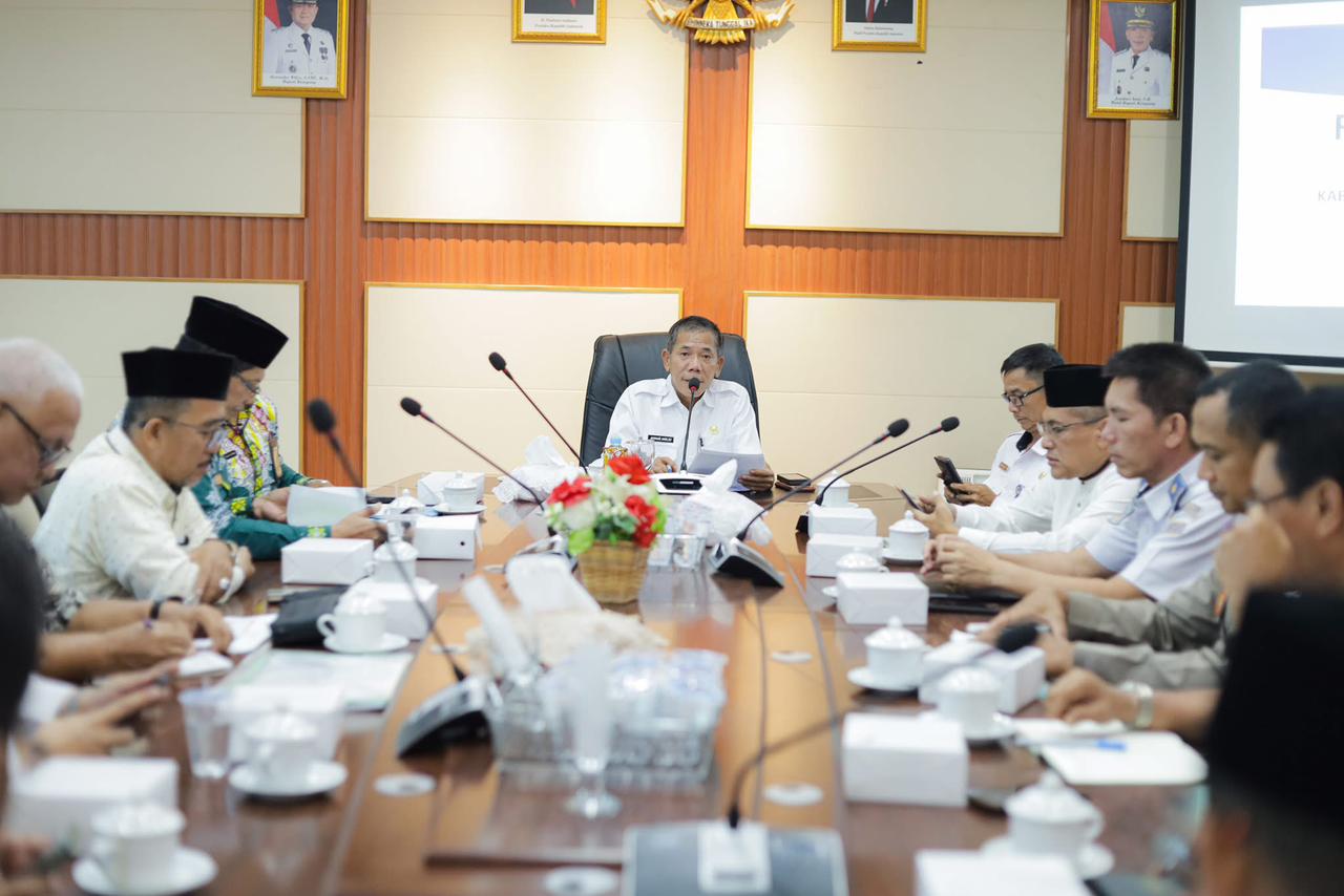 FASILITASI: Wabup Ketapang, Jamhuri Amir, memimpin rapat fasilitasi keberangkatan dan kepulangan CJH Ketapang, Rabu (14/5).