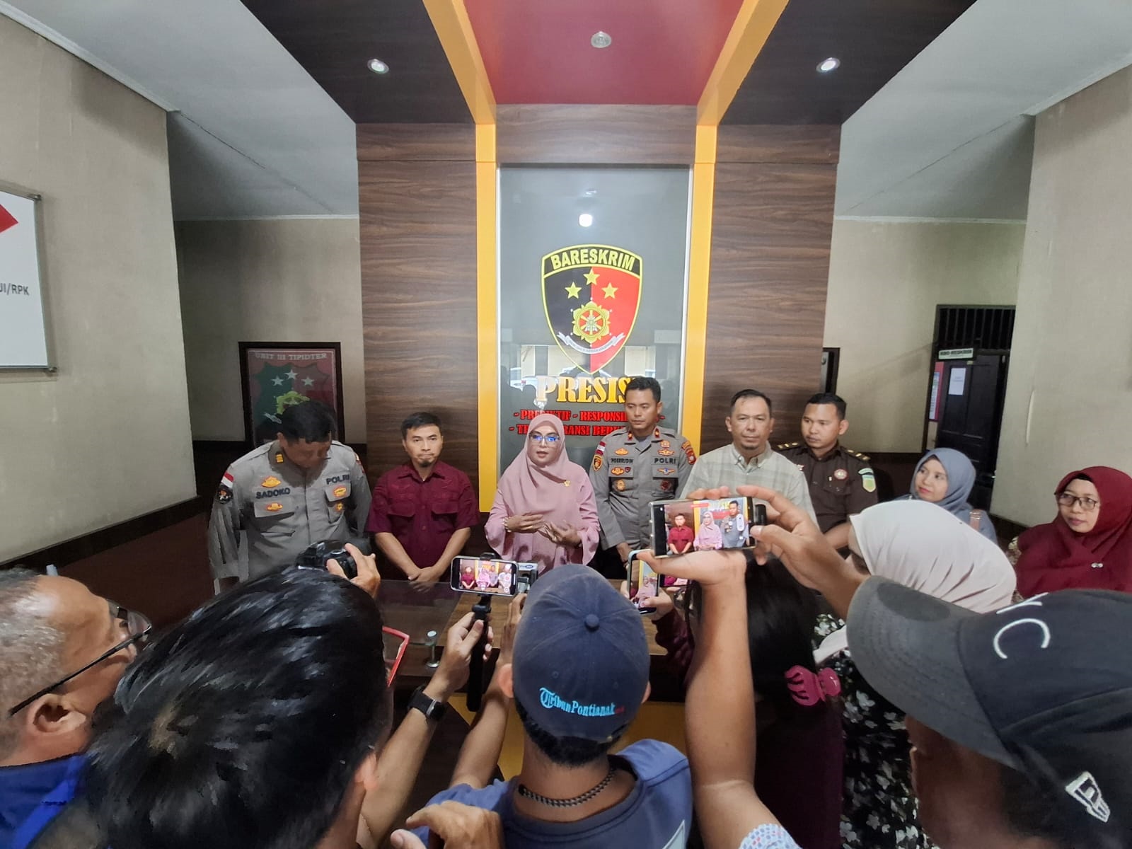 KONFERENSI PERS: Wakapolres bersama Ketua KPPAD Kalbar, Unit PPA Dinas P3AP2KB Sambas saat menyampaikan keterangan pers terkait penanganan kasus viral duel dua remaja putri di bawah umur.