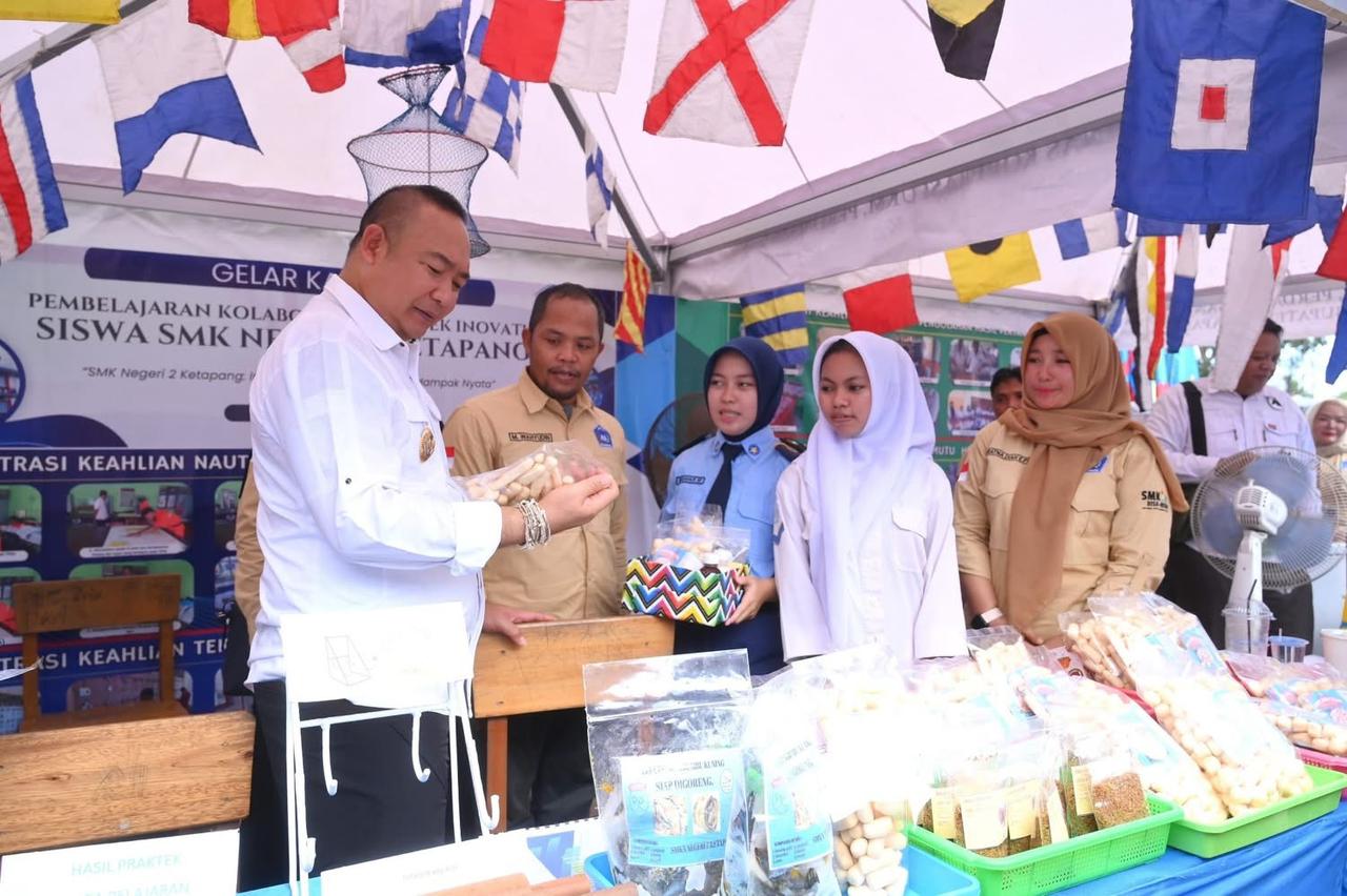 TINJAU STAN: Bupati Ketapang, Alexander Wilyo, meninjau salah satu stan yang memamerkan hasil karya siswa SMKN 1 Ketapang, Rabu (14/5).