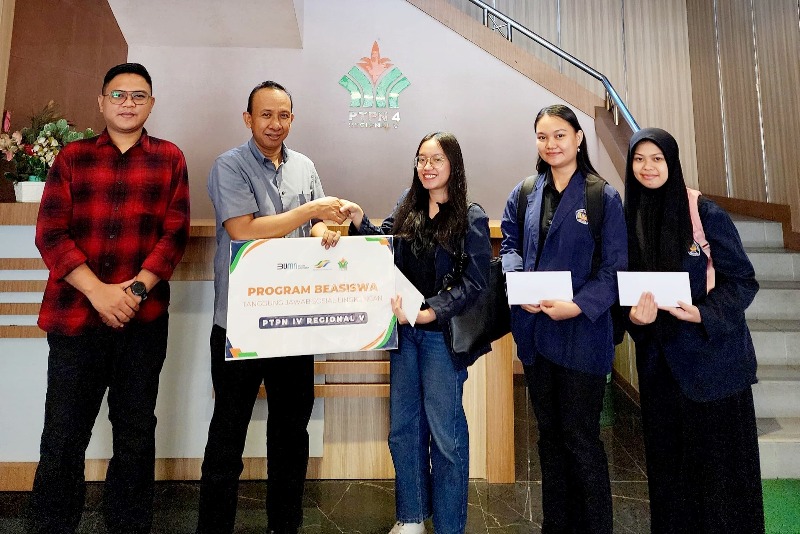 Penyerahan secara simbolis kepada mahasiswa penerima beasiswa dari PTPN IV Regional 5.