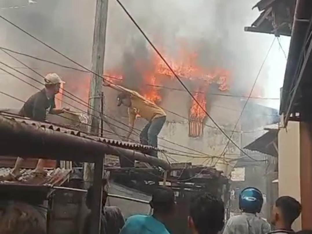 Petugas dan warga setempat berusaha memadamkan api yang membakar rumah di Gang Baladewa Kampung Beting Kelurahan Parit Bugis Kota Pontianak.