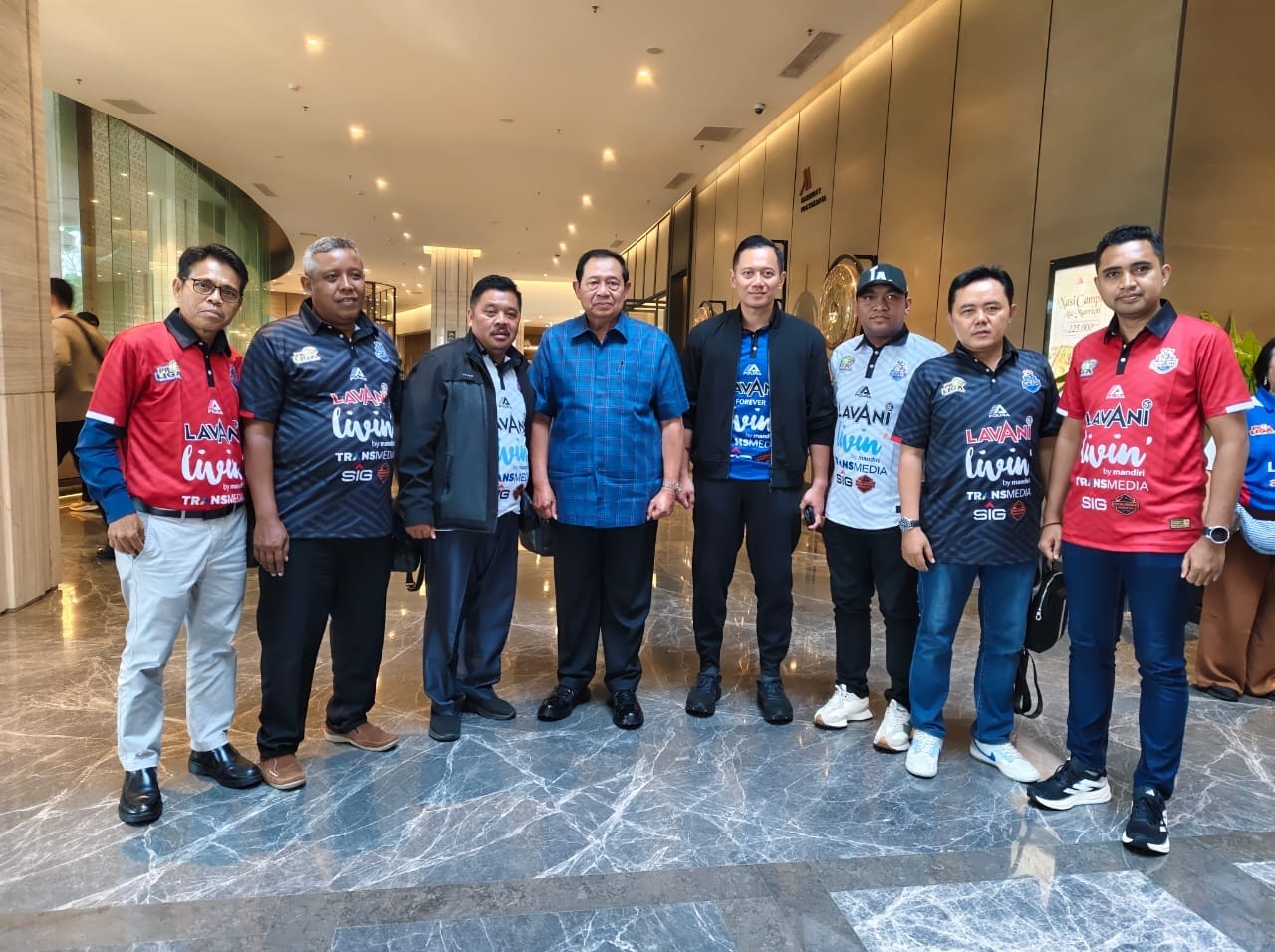 FOTO BERSAMA: Ketua Fraksi Demokrat DPRD Bengkayang bertemu AHY dan menerima arahan Menko Agus Harimurti mengenai strategi pembangunan infrastruktur.