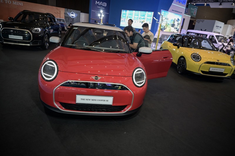 Pengunjung melihat kendaraan listrik dalam pameran otomotif Periklindo Electric Vehicle Show (PEVS) 2025 di JIExpo Kemayoran, Jakarta, Selasa (29/4/2025).