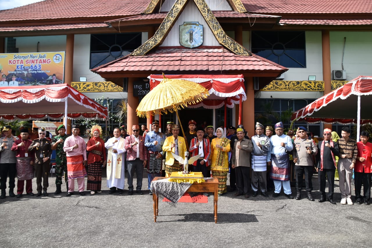 PERINGATAN: Suasana upacara peringatan hari jadi Kota Sintang ke-663 yang dibaluti dengan beragam baju adat dari berbagi daerah.