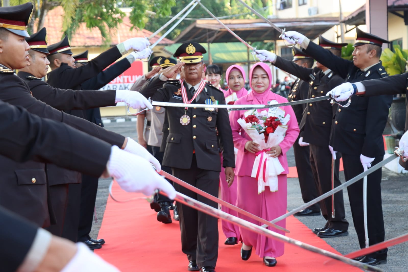 PELEPASAN : Suasana pelepasan purna bakti kepada Kompol Haryono dan AKP Samuji dilakukan secara khidmat melalui prosesi Pedang Pora.
