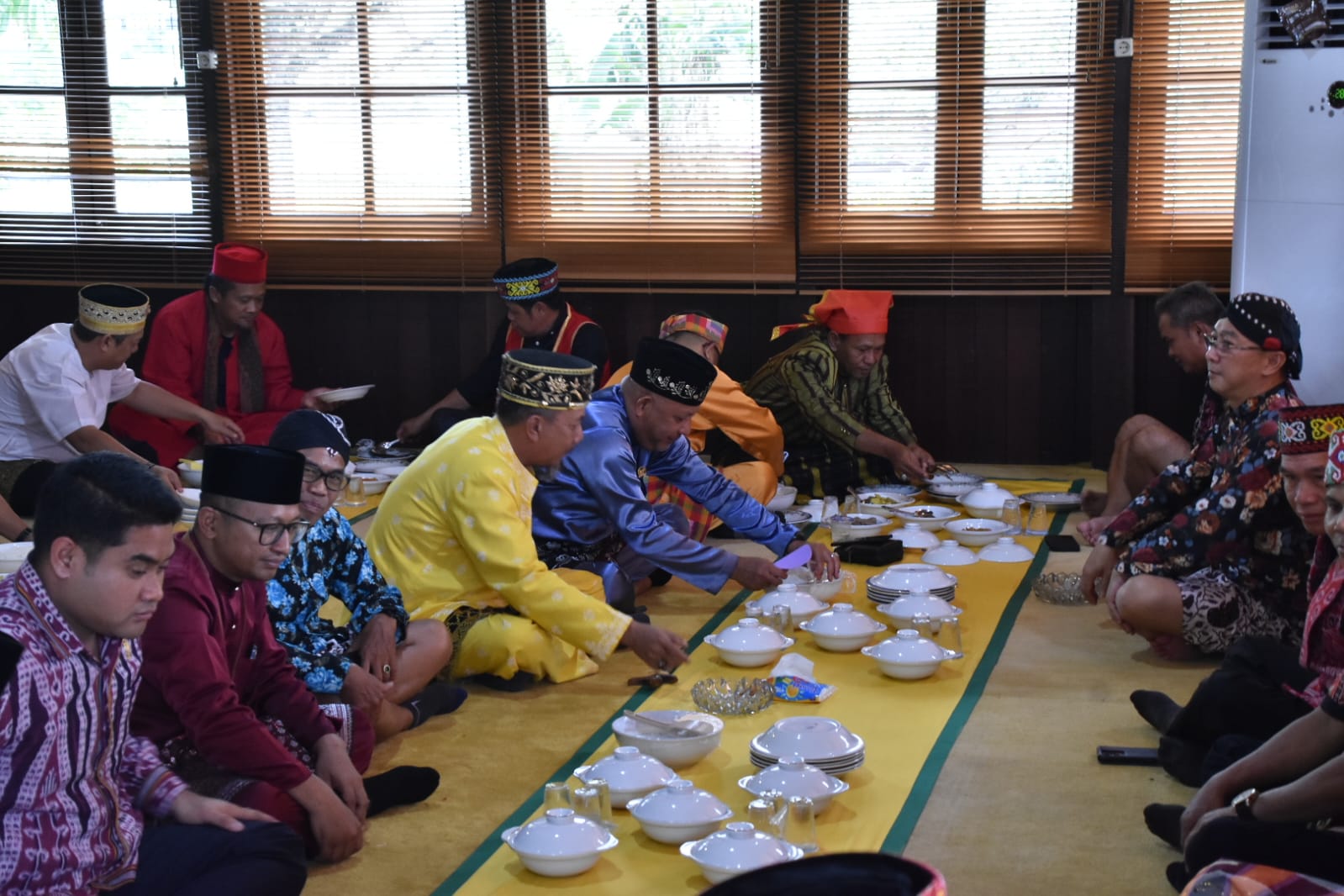 SAPRAHAN : Suasana saprahan di Pendopo Bupati Sintang dalam rangka peringatan hari jadi Kota Sintang ke-663.