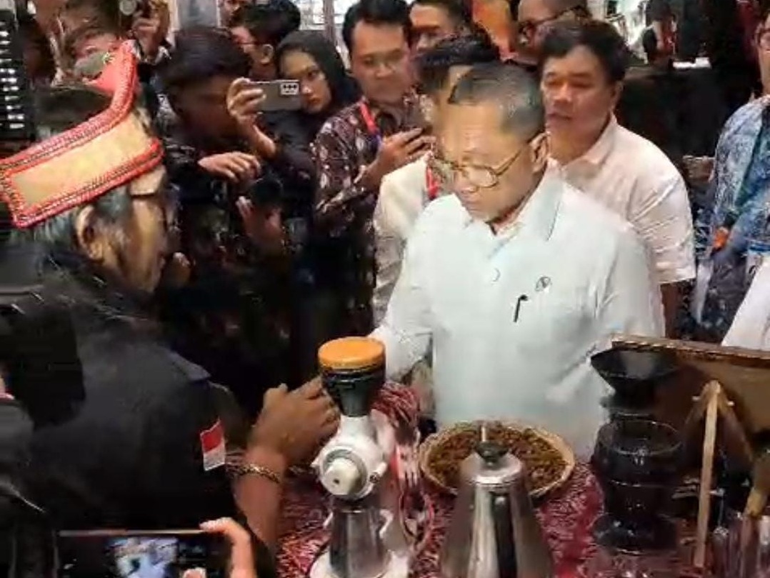 Kojal dengan Kopi Liberika Kayong Utara di hari pertama pada World of Coffee (WoC) Jakarta, di Jakarta International Convention Center (JICC).