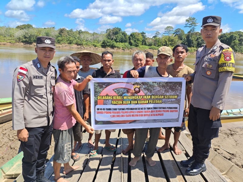 Sosialisasi larangan penangkapan ikan dengan bahan berbahaya dilakukan Polsek Putussibau Selatan.