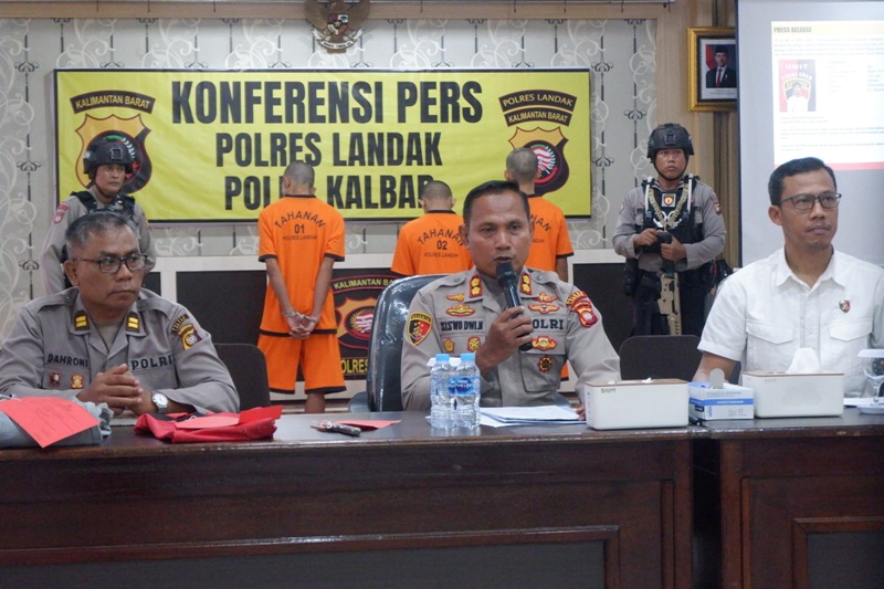 Kapolres Landak AKBP Siswo Dwi Nugroho saat konferensi pers di Mapolres Landak. Selama sebulan ini sebanyak 113 pengendara ditindak karena menggunakan knalpot brong, Jumat (16/5).