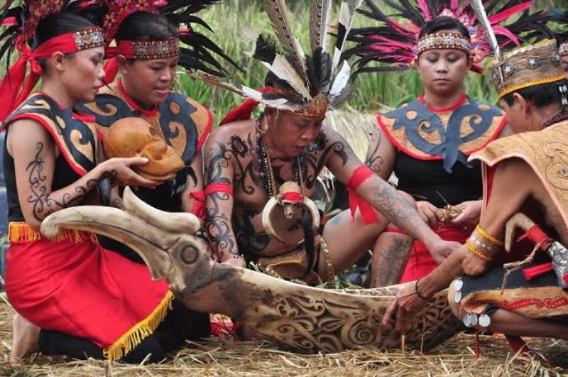 Salah satu ritual yang dijalankan pada perayaan budaya tahunan Gawe Dayak Naik Dango (GDND) Kota Singkawang. Tahun ini GDND akan digelar pada 28 hingga 31 Mei 2025 di Rumah Adat Dayak Kota Singkawang.