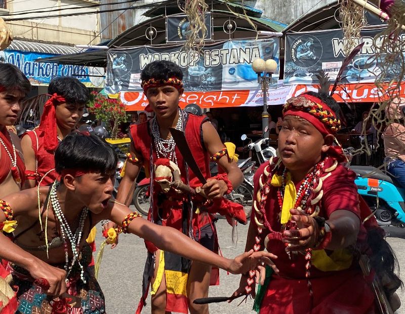 Peserta anak-anak mengenakan busana tradisional saat karnaval Pekan Gawai Naik Dango ke-18 di Sambas pada Kamis (15/5).