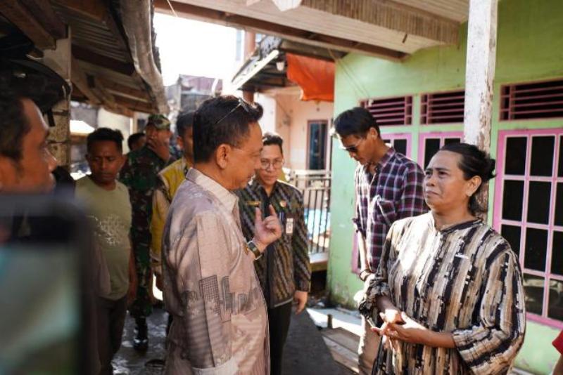 Wali Kota Pontianak Edi Rusdi Kamtono langsung meninjau lokasi kebakaran di Kampung Beting yang menghanguskan tujuh rumah warga.