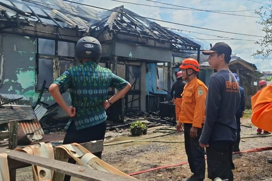 Penyeban peristiwa kebakaran diduga kuat dipicu oleh anak yang bermain korek api di dapur.