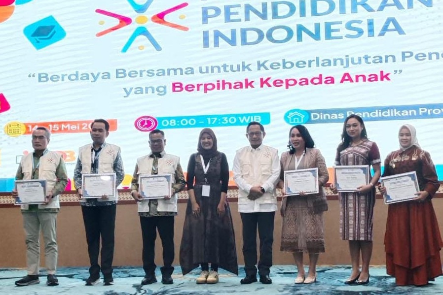 Wakil Bupati Sanggau, Susana Herpena diabadikan usai menerima penghargaan lingkar daerah belajar 2025.