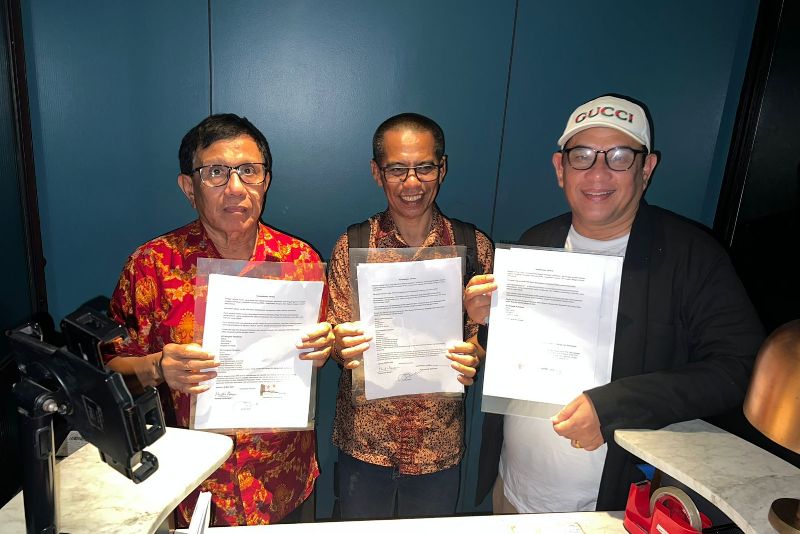 Ketua Umum PWI hasil Kongres Bandung, Hendry Ch Bangun, Ketua Umum PWI hasil KLB Zulmansyah Sekedang, dan anggota Dewan Pers Dahlan Dahi berfoto bersama sesuai penandatanganan Kesepakatan Jakarta.