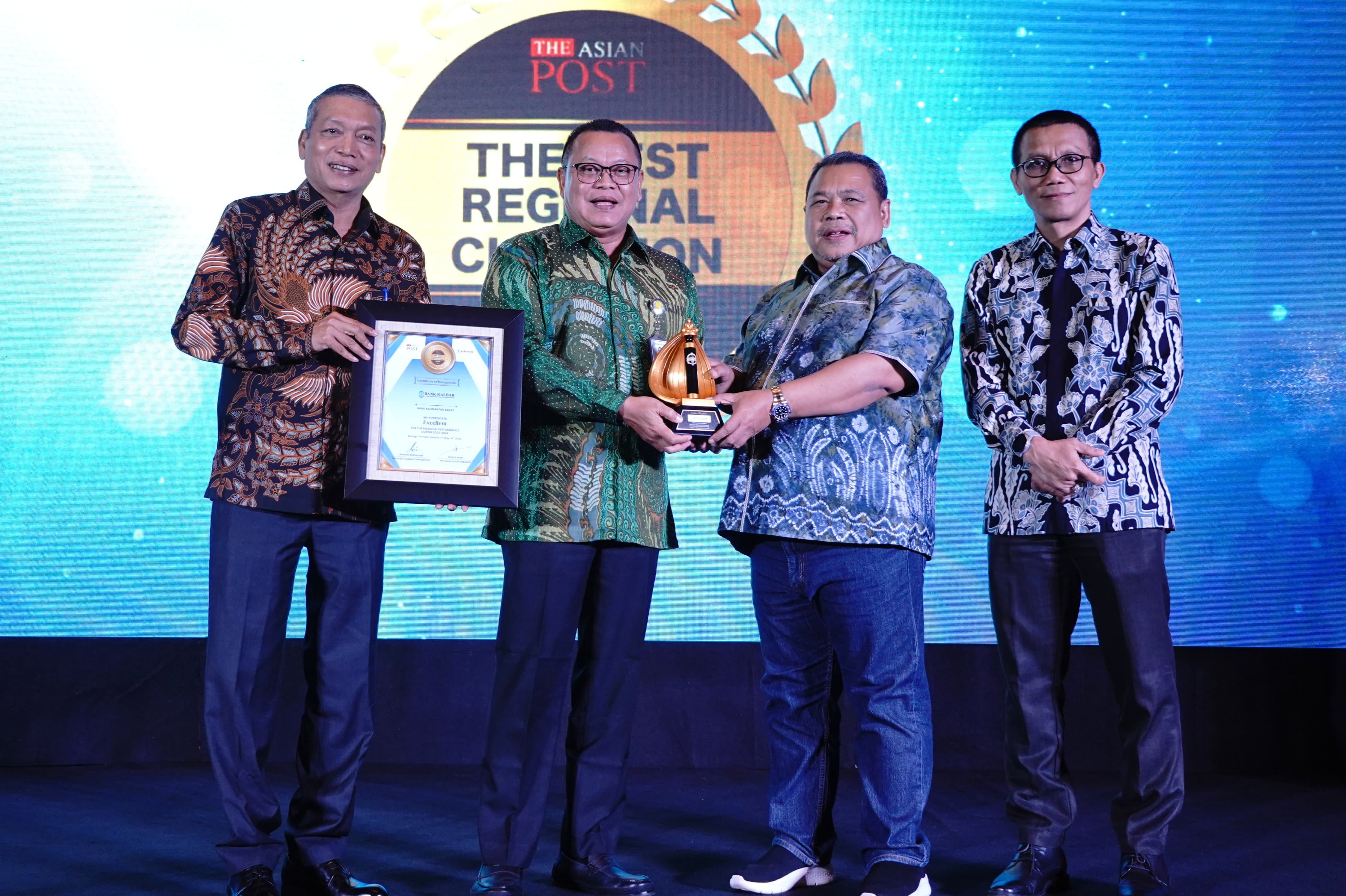 TERIMA : Dirut Bank Kalbar, Rokidi menerima penghargaan Financial Regional Champion 2025, yang diserahkan secara langsung oleh Anggota 6 BPK RI, Fathan Subchi.