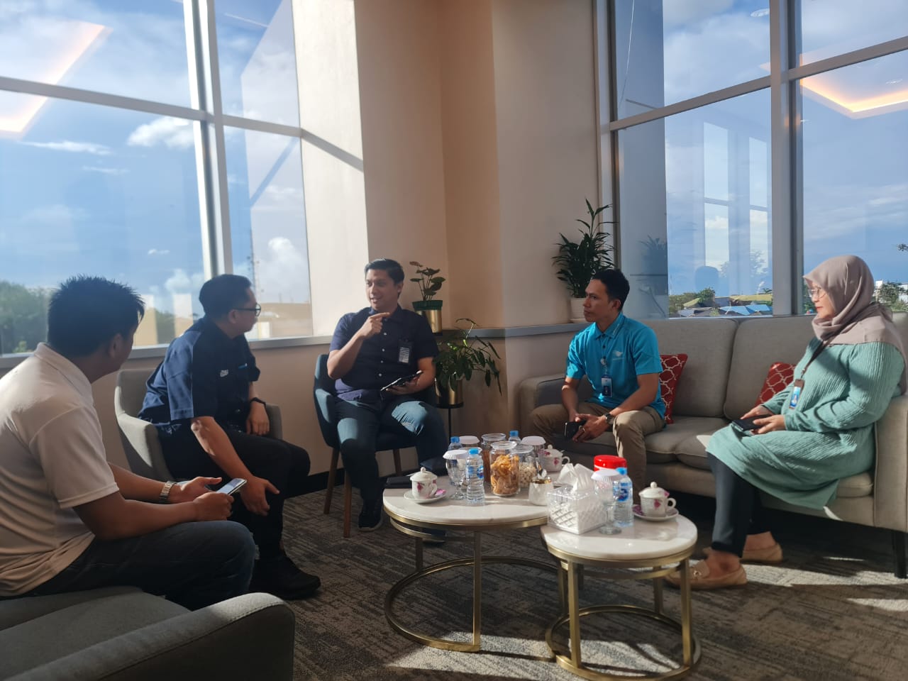 Kunjungan General Manager Garuda Indonesia Pontianak, Widya Kurniawan Putra, ke kantor BRI BO Pontianak yang berlokasi di Jalan Jenderal Ahmad Yani No. 23-A, pada Jumat, 16 Mei 2025.