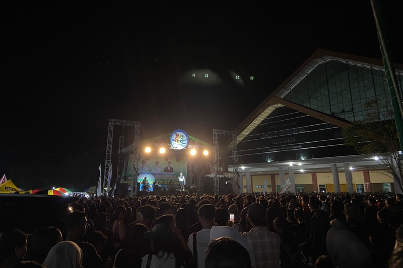 Ribuan masyarakat Kota Sintang memenuhi area pagelaran Gebyar Musik Etnik, Pameran Ekonomi Kreatif dan Kuliner 2025.