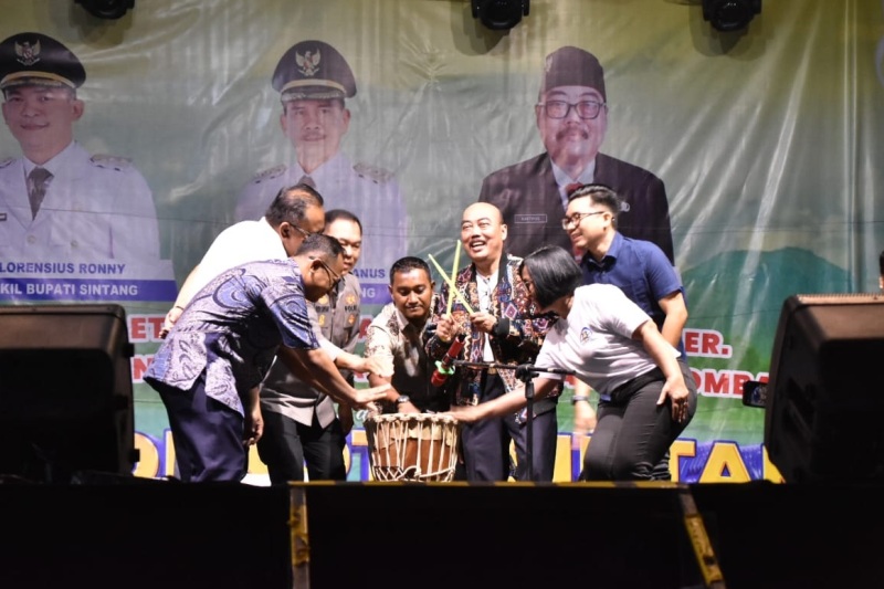 Gebyar Musik Etnik dan Pameran Ekraf Sintang resmi ditutup, Kamis (15/5) malam.