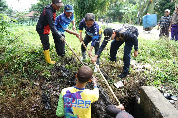 BERSAMA WARGA: Wakil Wali Kota Pontianak Bahasan berbaur bersama warga membersihkan parit di Pontianak Utara.