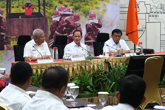 Menteri Lingkungan Hidup Hanif Faisol Nurofiq (tengah) didampingi Sekretaris Daerah Provinsi Kalbar Harisson (kiri) dan Sekjen GAPKI M Hadi Sugeng (kanan) menyampaikan arahan dalam konsolidasi kesiapsiagaan antisipasi karhutla bersama Gabungan Pengusaha K