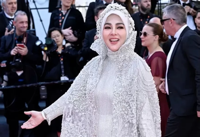 TAMPIL: Syahrini mengejutkan netizen tanah air lantaran muncul di Festival Film Cannes 2025.