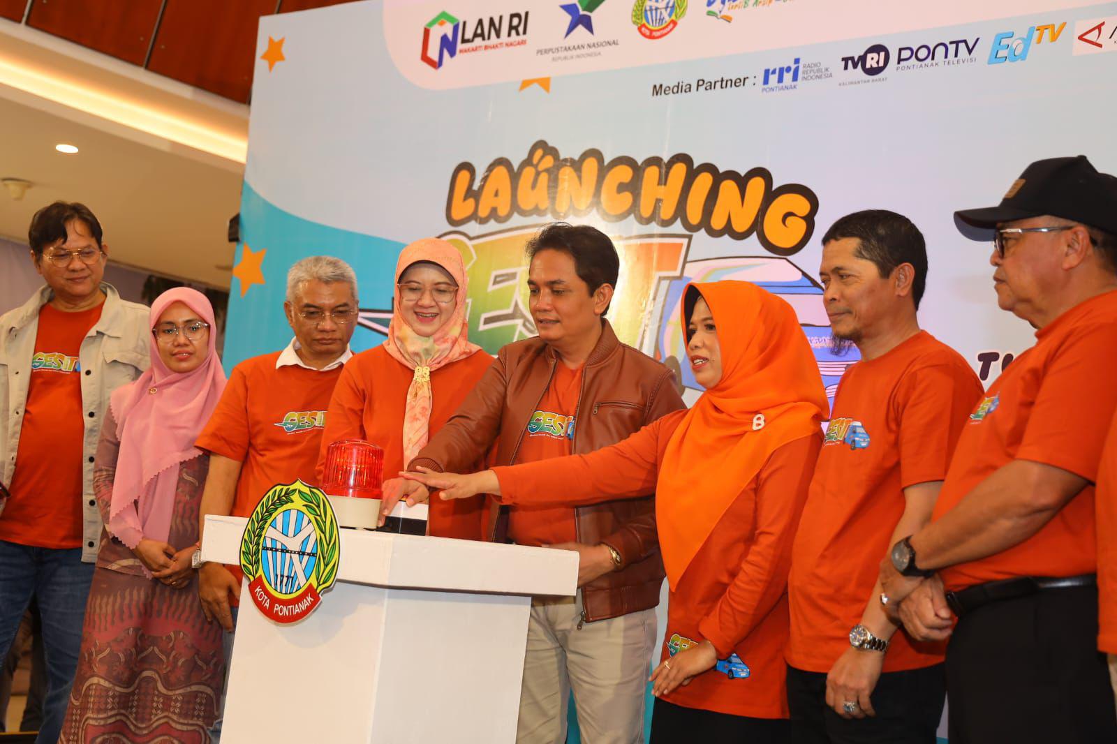 PROGRAM GESIT: Wakil Wali Kota Pontianak Bahasan meluncurkan Program Gerakan Literasi dan Inklusi Masyarakat (GESIT) dalam rangka meningkatkan minat baca masyarakat.