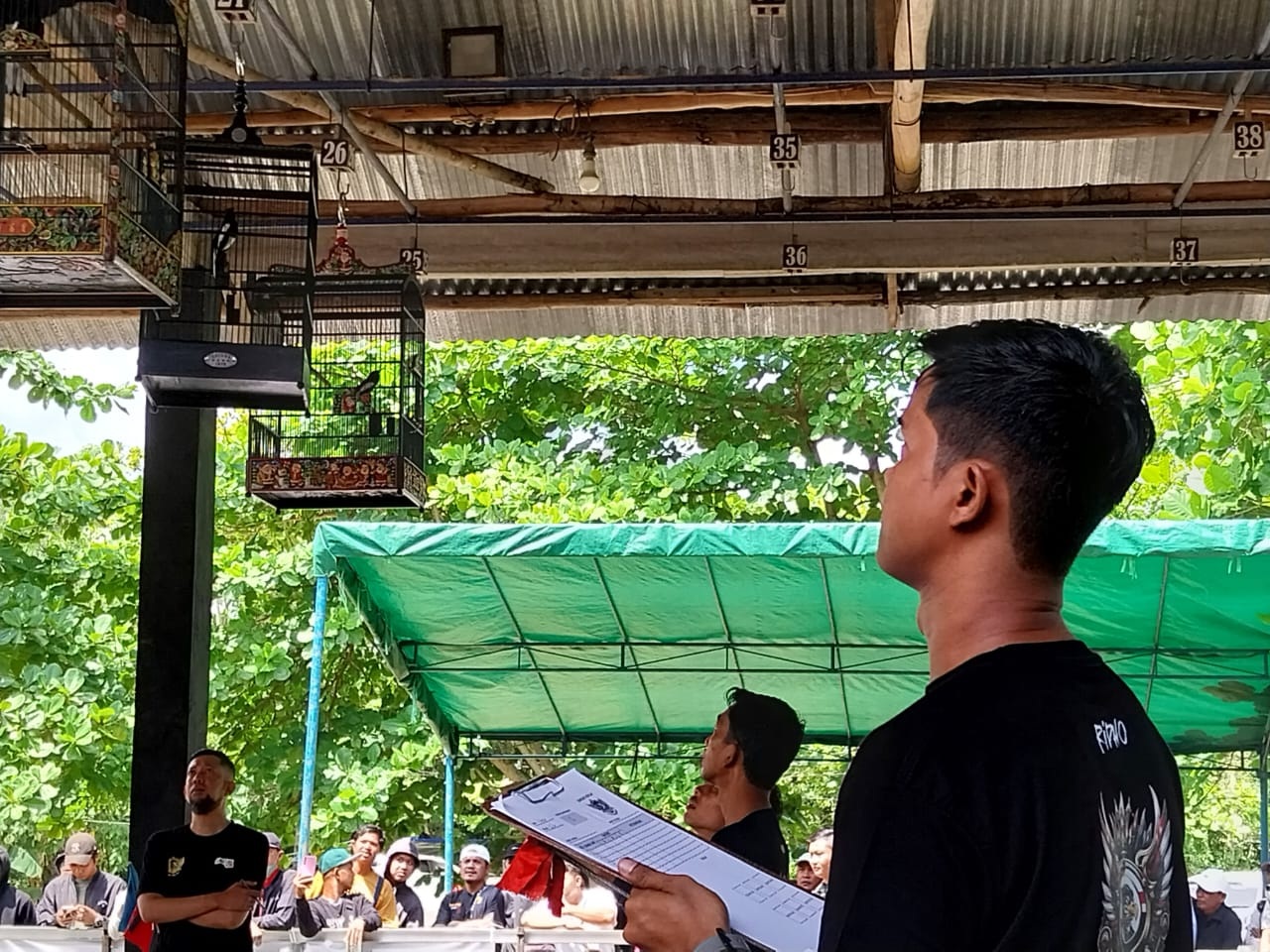 Juri saat memantau burung kicau saat Sesi Penilaian