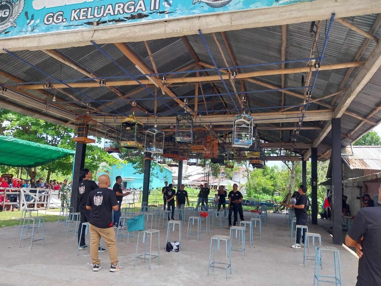 Suasana saat perlombaan burung kicau