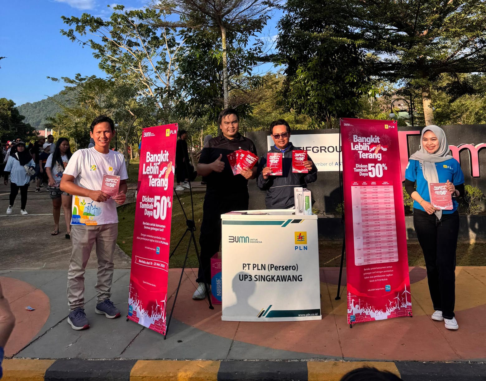 PLN UP3 Singkawang saat menggelar kegiatan promosi langsung di ruang publik pada Minggu pagi bertempat di Taman Cahaya, Singkawang.
