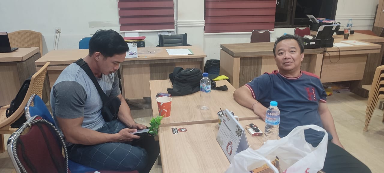 Direktur Utama PT Ihyatour Travel, Heru Wijaryadi saat diamankan polisi setelah sekian bulan buron.