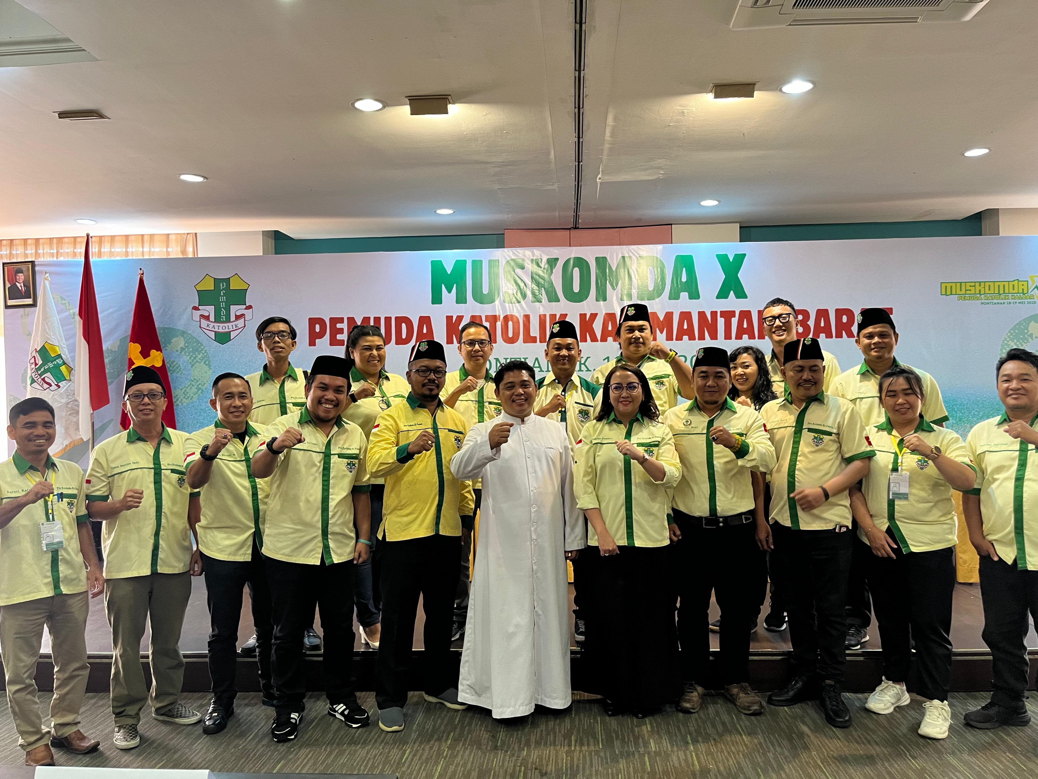 FOTO BERSAMA: Pengurus demisioner Pemuda Katolik Komda Kalbar 2022-2025 dan Ketua terpilih Hubertus Vinsencius Wake, serta pastor moderator, setelah Muskomda X di Hotel Gajah Mada pada 18 Mei 2025.