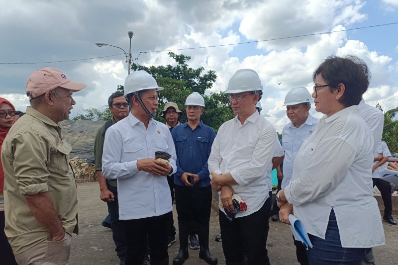 STANDAR NASIONAL: Menteri Lingkungan Hidup Hanif Faisol Nurofiq dalam kunjungan kerjanya DI TPA Batu Layang Pontianak, Minggu (18/5).